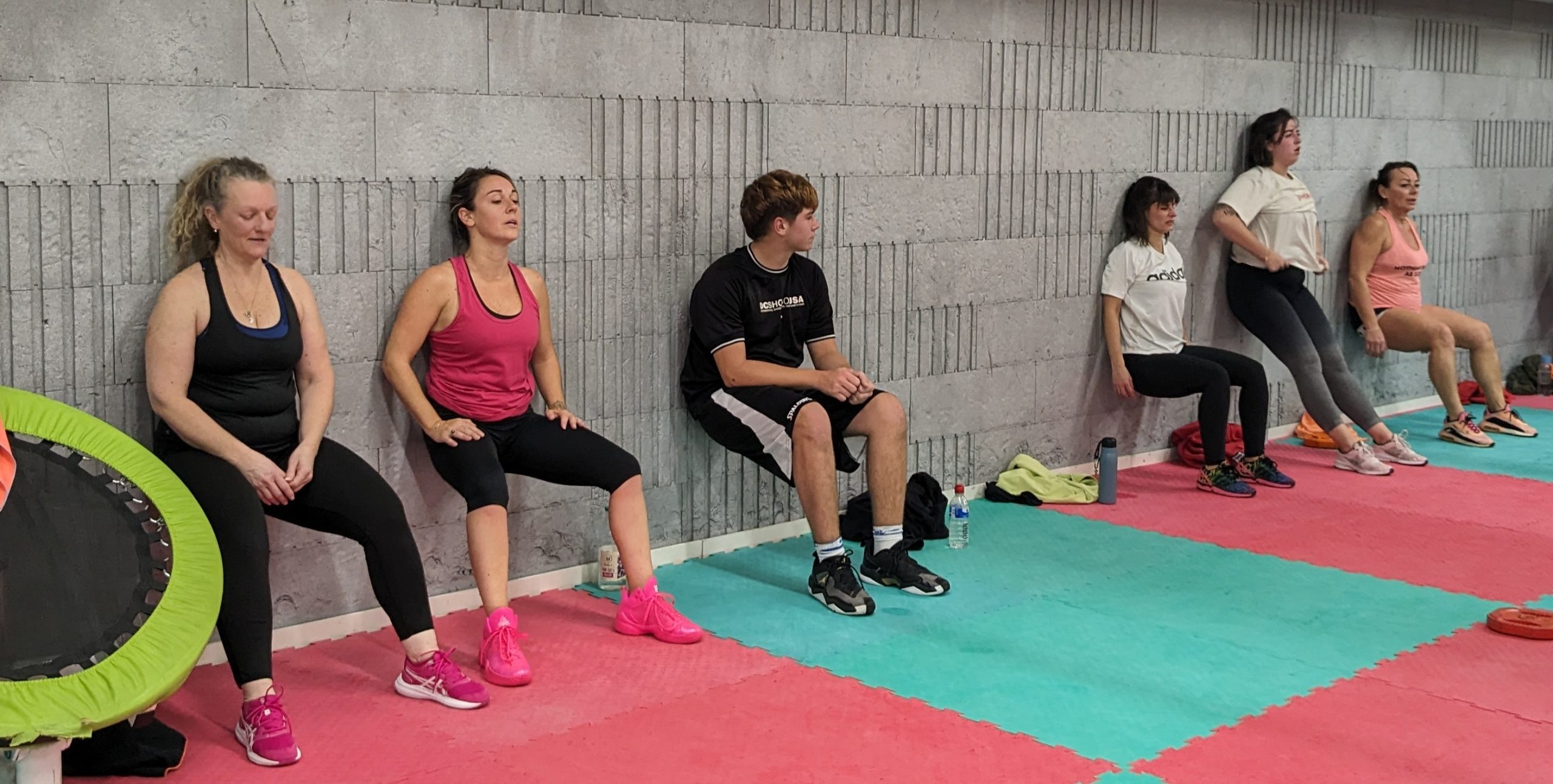 Renforcez Vos Jambes avec l'Exercice de la Chaise Contre le Mur — free download